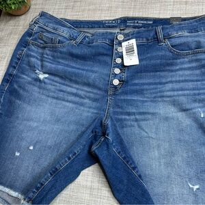 NWT Torrid perfect 10” Bermuda shorts, vintage stretch, button front and raw hem
